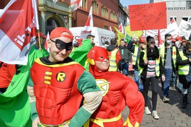 Fotos: Verdi-Kundgebung in Freiburg - Bsirske spricht auf Rathausplatz