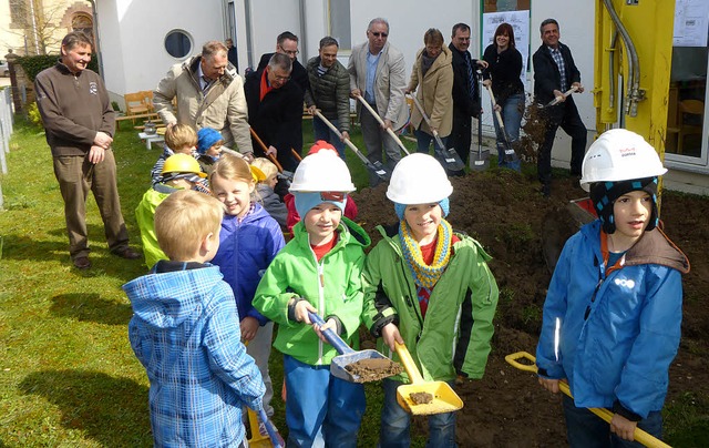 Kleine Spaten fr die Kinder und groe... Erweiterungsbau fr den Kindergarten.  | Foto: Anne Freyer