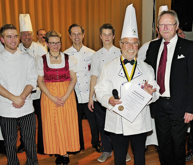 Siegfried Schilling und Konrad Hurter ...sien nach der Ehrung (vorne von links)  | Foto: Stefan Pichler