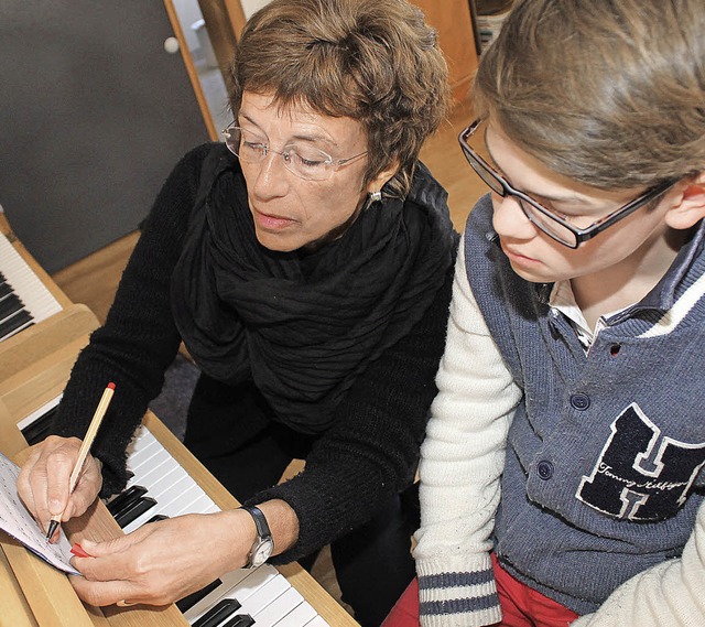 Musiklehrerin Helga Beier zeigt einem ... wo eine Pause gemacht werden sollte.   | Foto: Cornelia Liebwein