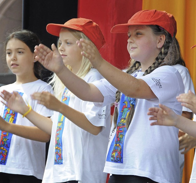 Kinder der Grundschule Hllstein beim groen Jumelagefest im vergangenen Jahr.  | Foto: Bergmann