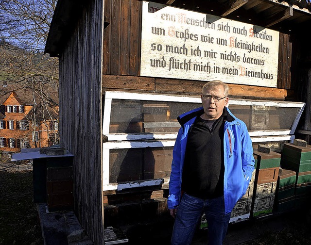 Endstation Bienenzucht: Manfred Vierha...seinem Bienenhaus am Elzacher Bahnhof   | Foto: Bernd Fackler