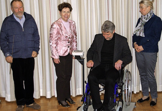 Eine Waage, auf die Rollstuhlfahrer ge...as (von links) fhrten die Waage vor.   | Foto: Hrvoje Miloslavic