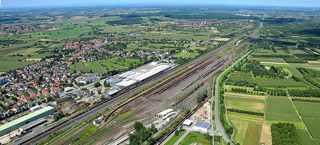 Lrmschutzwnde gibt es im Norden Offe... 3800 Wohnungen ntig werden knnte.    | Foto: Ralf Burgmaier