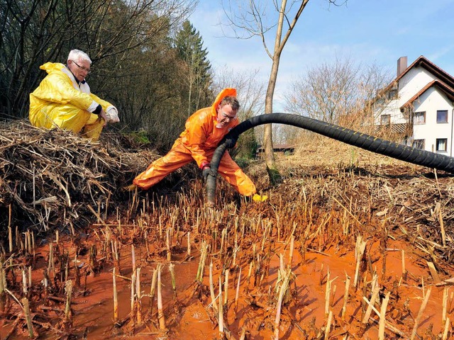 Eine Fachfirma holt den schwermetallhaltigen Schlamm aus dem Graben.  | Foto: Thomas Kunz