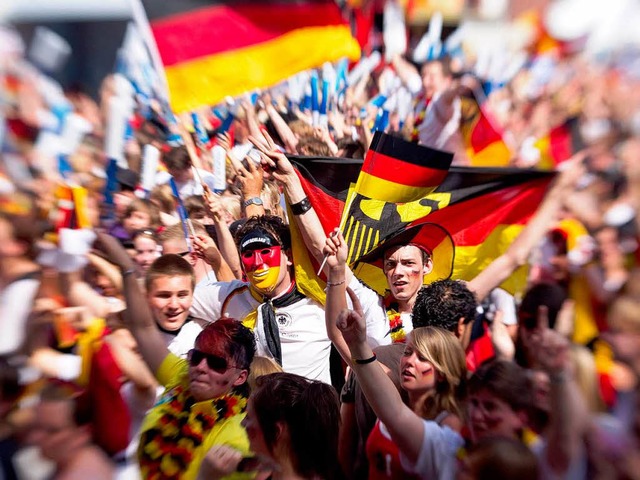 Deutsche Fuballfans knnen/mssen  k...europischen Nationenliga mitfiebern.   | Foto: dpa