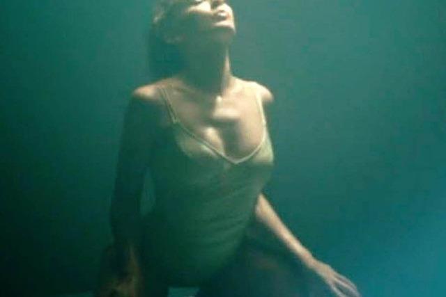 Sexy: Kylie Minogue trgt Badeanzug aus Murg