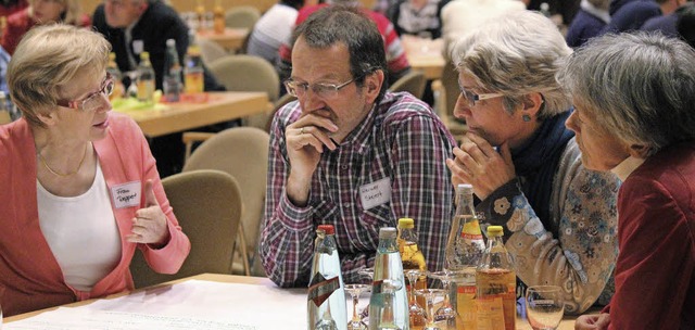 Bei der moderierten Brgerversammlung ...hner Lob und Kritik zu Papier bringen.  | Foto: Joachim Frommherz