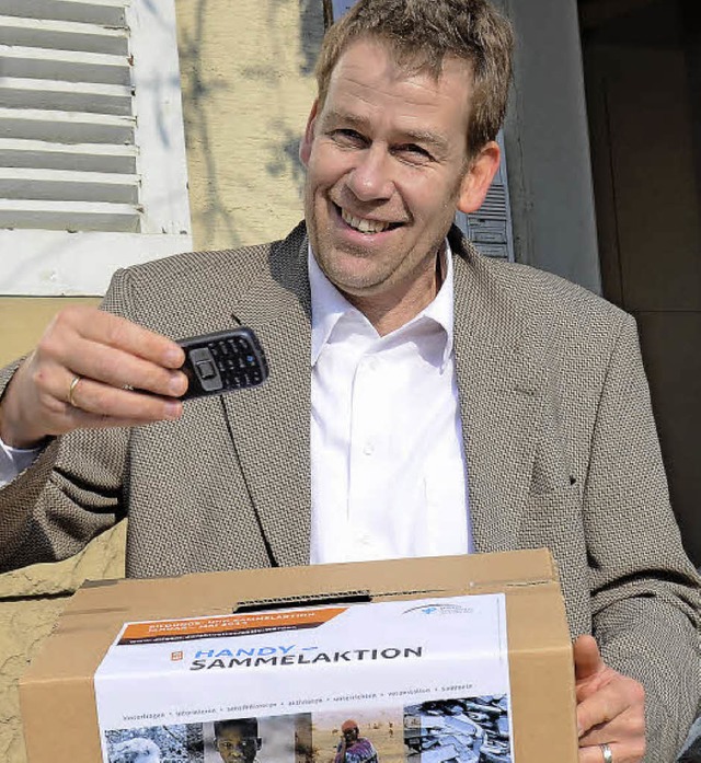 Schuldekan Dirk Boch mit einem Handysammelkarton  | Foto: Ehrlich
