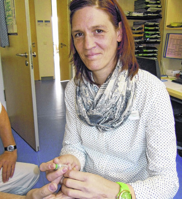 Diabetes-Assistentin Natascha Frey aus...enten der Blutzuckerwert gemessen wird  | Foto: Gerard