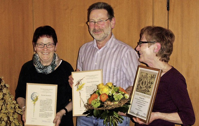 Sie wurden fr  ihre Treue zum Kirchen...elb wurde zum  Ehrenmitglied ernannt.   | Foto: Cornelia Selz
