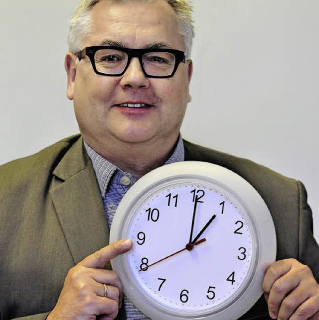 Wer hat an der Uhr gedreht? Schlafexperte Dieter Reimann kennt sich aus.  | Foto: Thomas Kunz