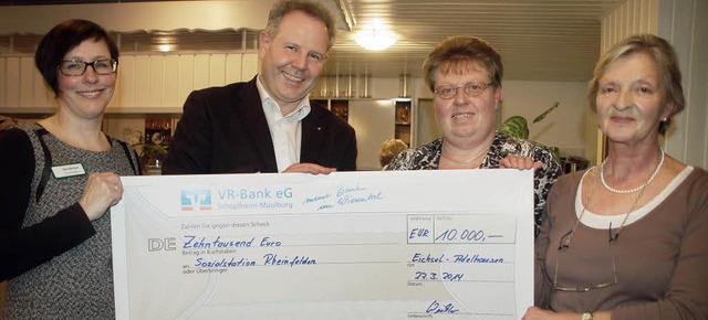 Gudrun Mller (von rechts) und Christa...la Selz einen Scheck ber 10 000 Euro.  | Foto: Petra Wunderle