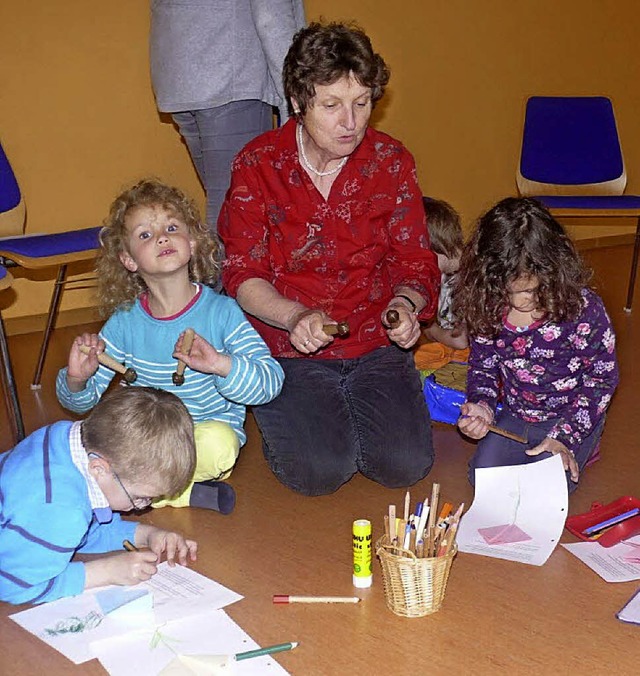 Susanne Kagerer, Leiterin der Musiksch.... Die Kinder sind alle vier Jahre alt.  | Foto: Sylvia Bleckmann