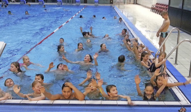 Wenig Platz fr viele Schwimmer: Wenn ...m Wasser des Offenburger Hallenbades.   | Foto: DLRG