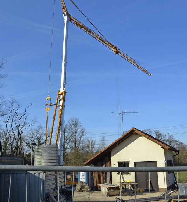 Dass ein frequenzgesteuerter Kran nti...gerte etwas die Baustelle in Istein.    | Foto: Langelott