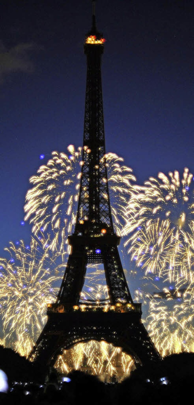 Auch im Alter von 125 Jahren immer nocheine Schnheit &#8211; der Eiffelturm.  | Foto: dpa/afp