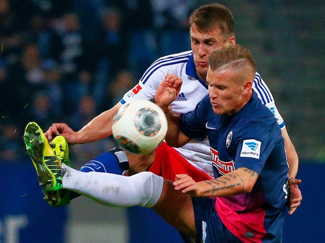 Muss sich durchsetzen: Jonathan Schmid...hier im Duell mit dem Hamburger Tesche  | Foto: dpa