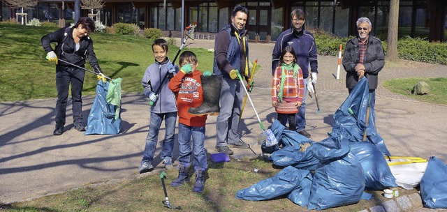 Das stinkt zum Himmel: Die freiwillige...Stadtputzete mussten einiges ertragen.  | Foto: Dieter Erggelet