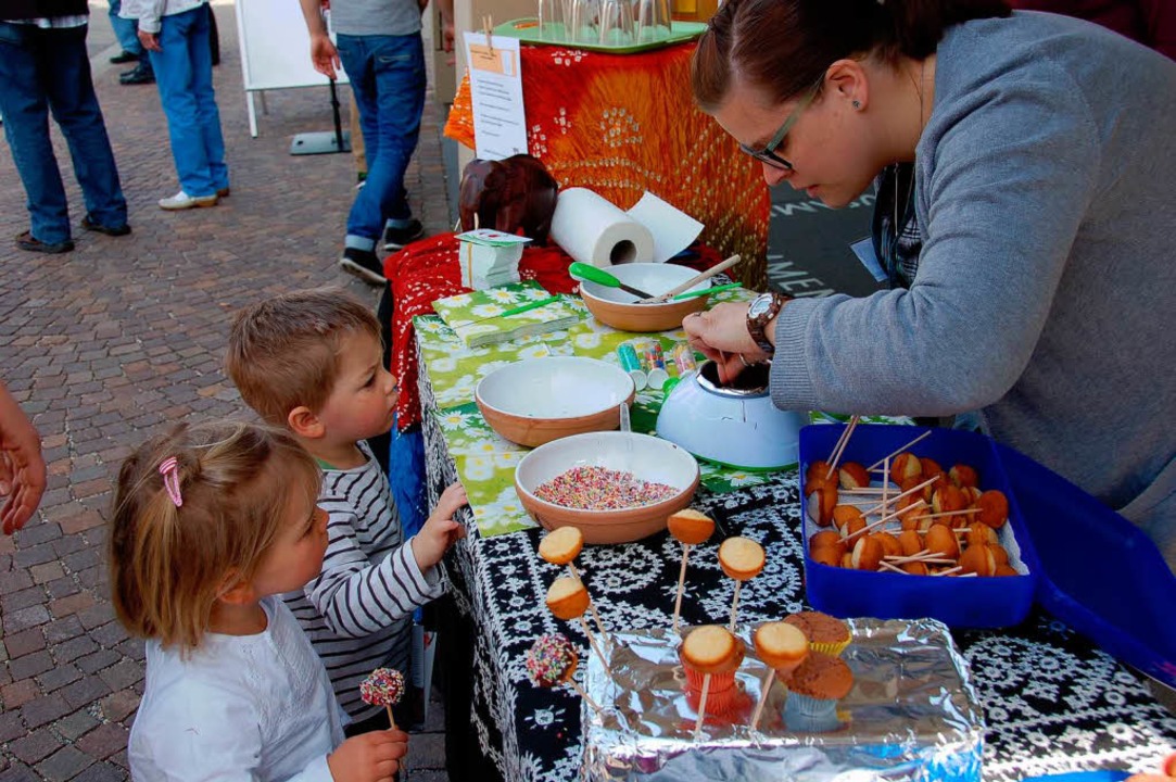 Marie und Samuel bekommen beim Stand d...er ist Leben&#8220; leckere Pop Cakes.  | Foto: Andrea Steinhart