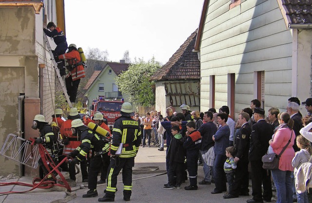 Zahlreiche interessierte Brger verfol...einzelnen bungseinstze in Amoltern.   | Foto: Helmut Hassler