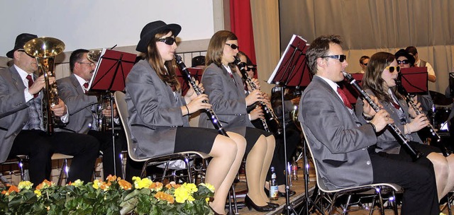 Sonnenbrillen in der Festhalle?  Das g...lms &#8222;Die Blues Brothers&#8220;.   | Foto: Fabry