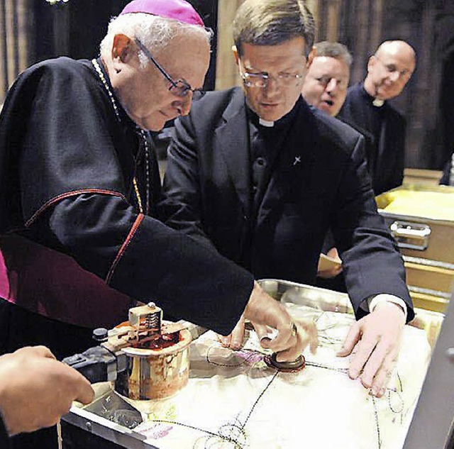 Versiegelt: Erzbischof Robert Zollitsc...ie werden nun an den Vatikan gesandt.   | Foto: R. Koeppe