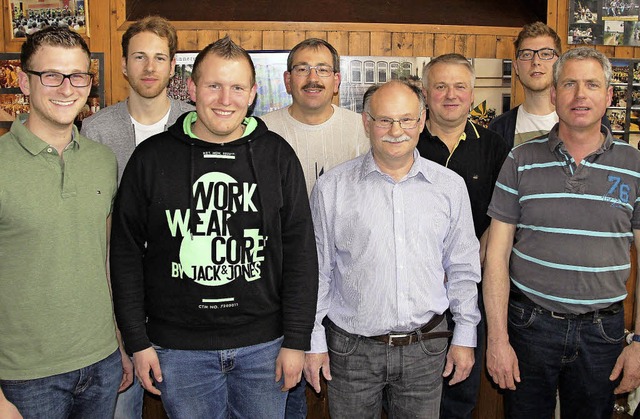 Der Vorstand der Brass-Band nach den N... Karlheinz Meier (vierter von  rechts)  | Foto: horst david