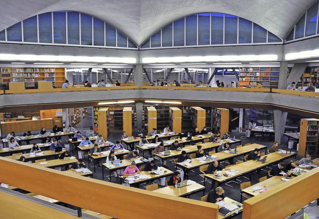 Im Lesesaal der Unibibliothek herrscht zwar kein Schweige- aber ein Ruhegebot.  | Foto: Annette Mahro
