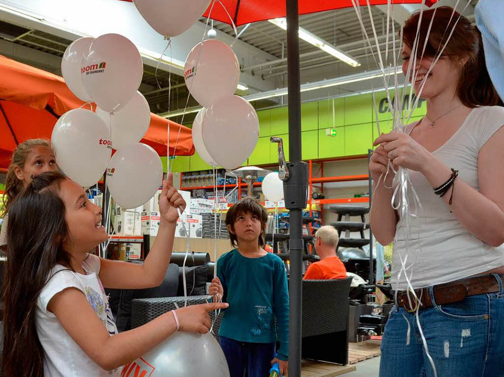 Luftballons begeistern die Kinder.