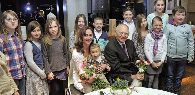 Wolfgang Schuble mit betreuten Kindern und Helena Gareis   | Foto: Heck