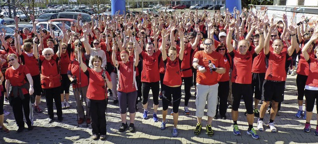 Das Aufwrmen vor dem Lauf macht den Teilnehmern sichtlich Spa.   | Foto: Cornelia Weizenecker