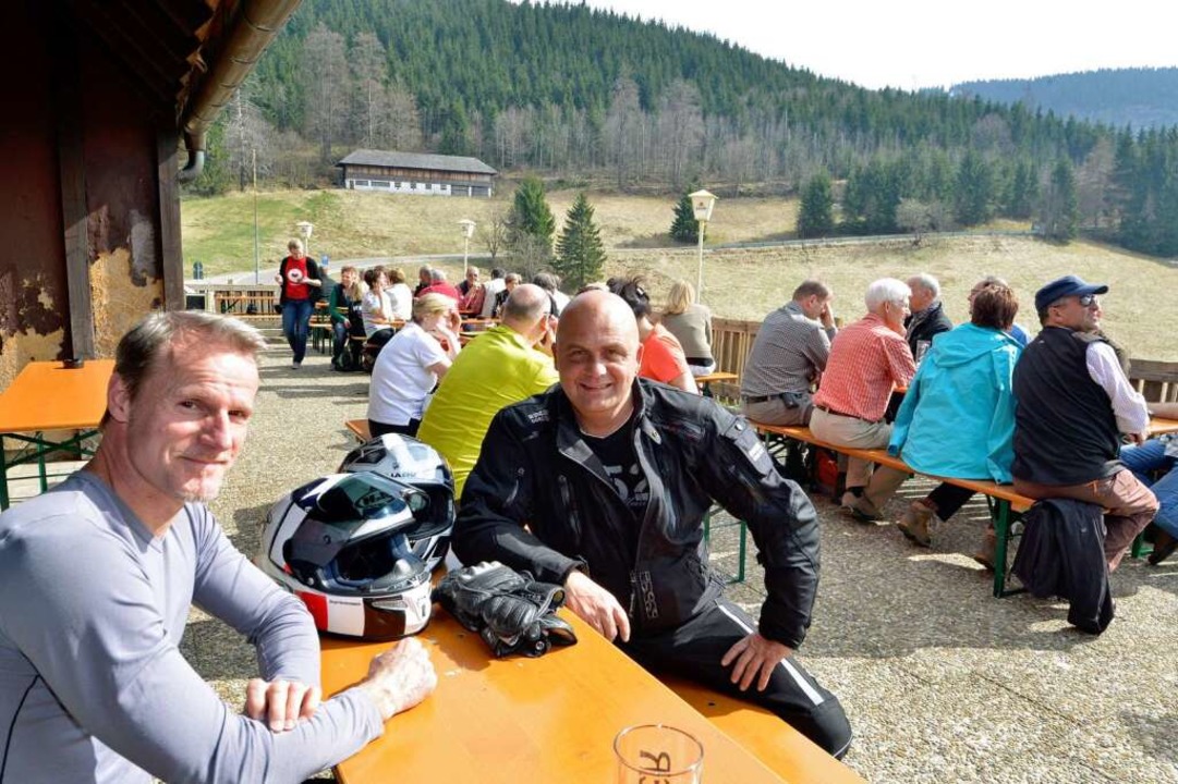 Zwei Biker auf der Sonnenterrasse des ...Oliver Rees (links) und Dietmar Nowak.  | Foto: Michael Bamberger