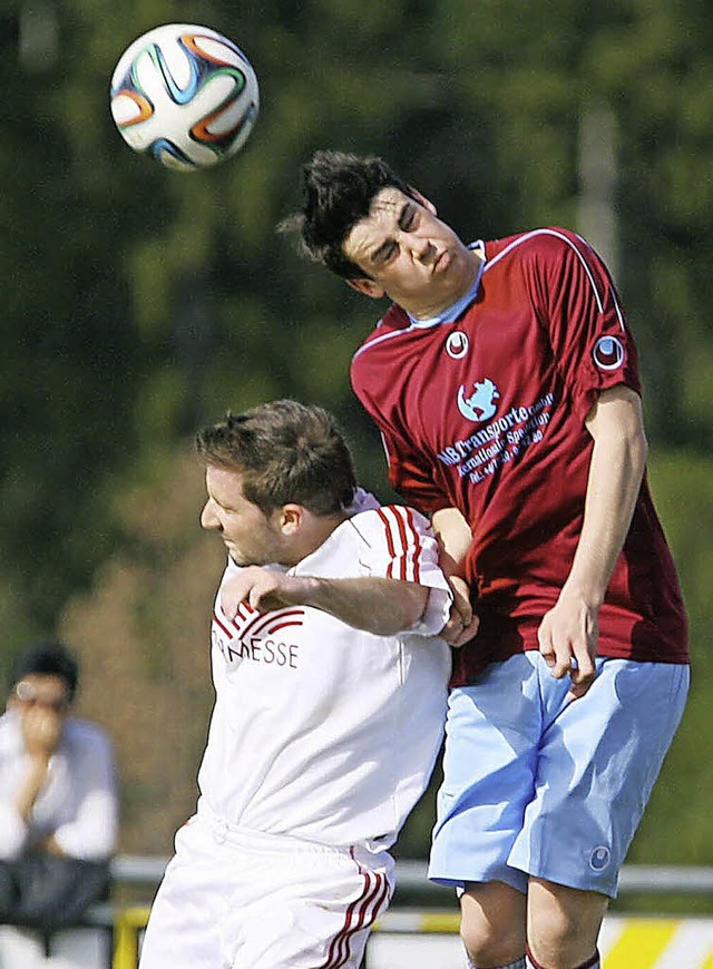 Luftduell: Der Lffinger David Baumann... und Manuel Trnkle vom SV berauchen   | Foto: dieter reinhardt