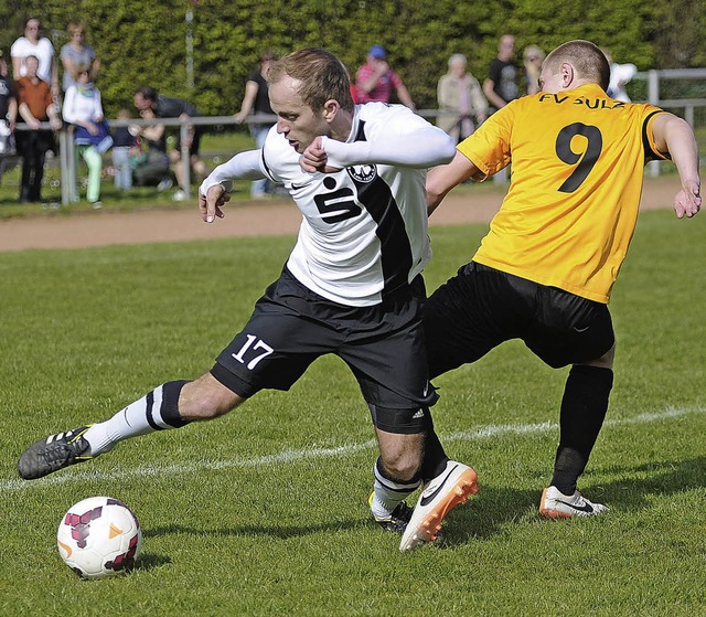 Der Sulzer Artjom Scheibel (rechts) br...ife des Schiedsrichters bleibt stumm.   | Foto:  Bettina Schaller