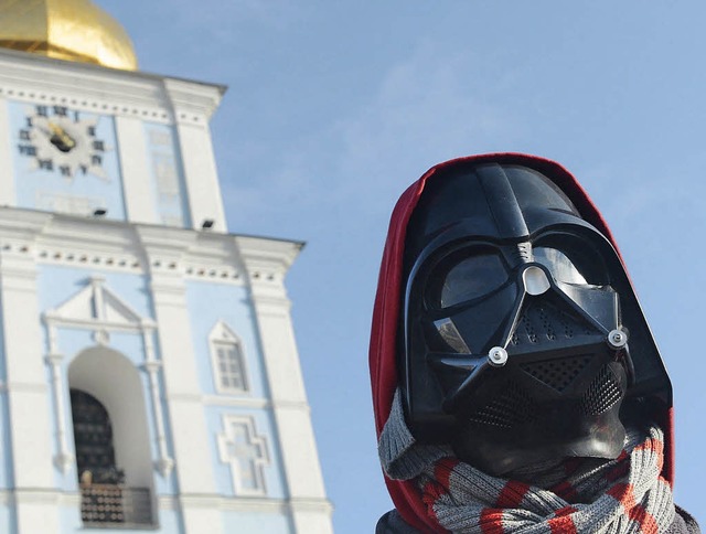 2013  in Kiew: ein Demonstrant mit Darth-Vader-Maske   | Foto: dpa