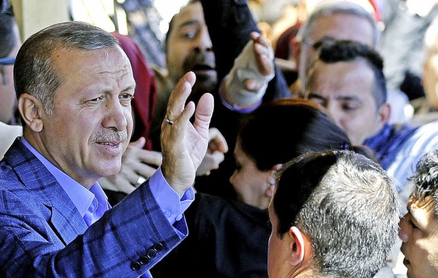 Recep Tyyip Erdogan nach der Stimmabgabe in Istanbul  | Foto: dpa