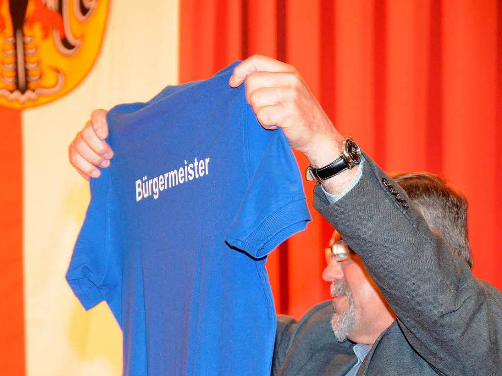 Die Vereinsgemeinschaft berreichte ein „Brgermeister-Trikot“.