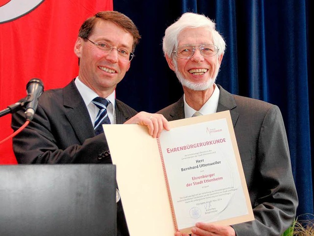 Brgemeiste Bruno Metz (links) berrei... die Ehrenbrgerurkunde von Ettenheim.  | Foto: Erika Sieberts