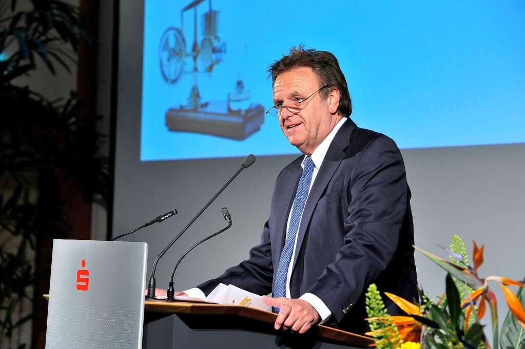 Preisverleihung des Jobmotor 2013 in der Meckelhalle der Sparkasse Freiburg-Nrdlicher Breisgau. Europapark-Chef Roland Mack spricht als Schirmherr des Jobmotor