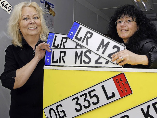 Sie prgen die neuen Nummernschilder: Erika Studer (links) und Sabine Glser  | Foto: Heidi Foessel