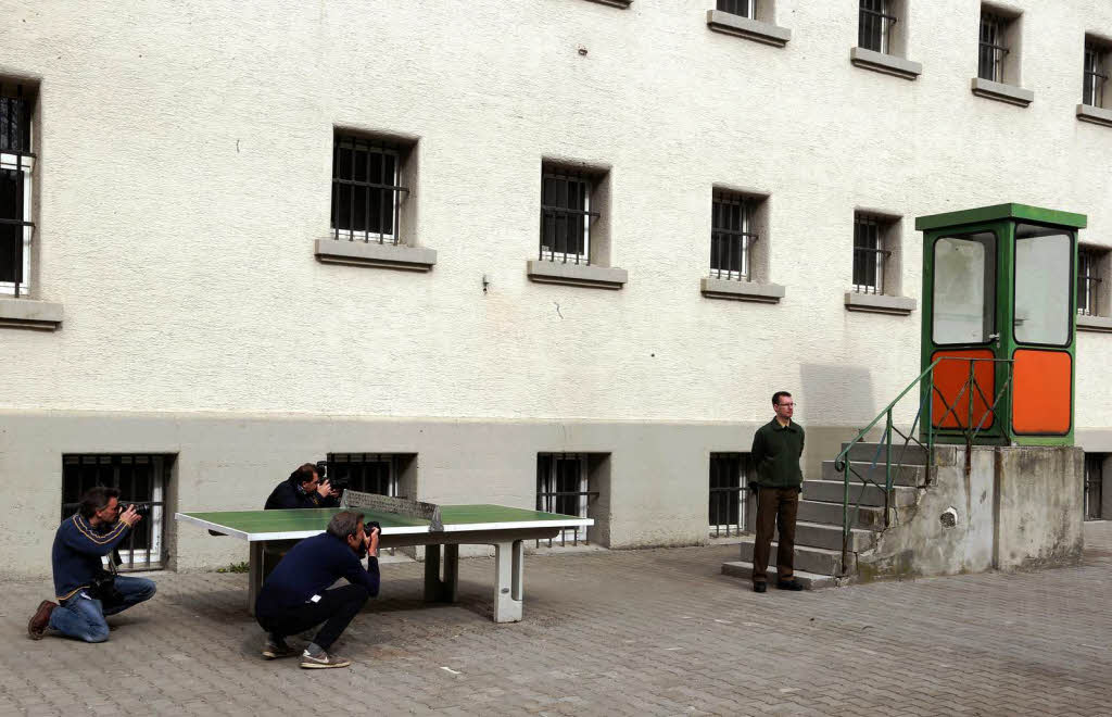 Im rund 1000 Quadratmeter groen Hof knnen die Hftlinge beim tglichen Freigang Tischtennis oder Schach spielen.