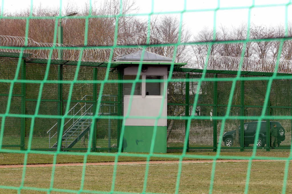 Whrend des Freigangs knnen sich die Hftlinge im Zellentrakt gegenseitig besuchen. Zum Freizeitbereich gehrt auch ein Fuballplatz...