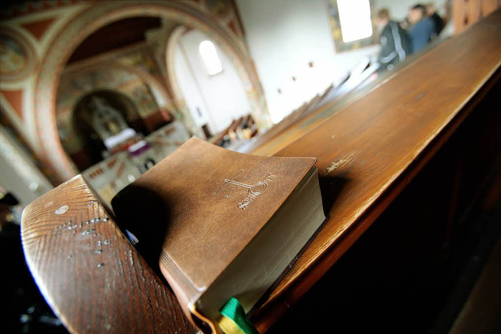 Wenn Hoene hingegen lieber beten will, kann er am Sonntag den Gottesdienst in der Anstaltskirche besuchen, ein Kirchenraum in einer Art neobyzantinischem Stil. An den Seiten stehen zwei Beichtsthle. Zwischen 30 und 50 Hftlinge gehen regelmig in die Kirche.