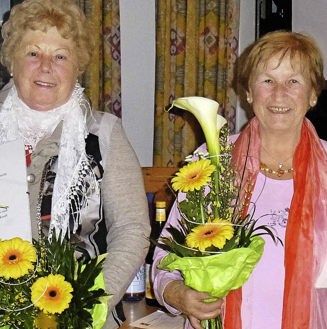 Margot Ulmer (links) und Edith Roths w...fr 40-jhriges aktives Singen geehrt.  | Foto: Privat