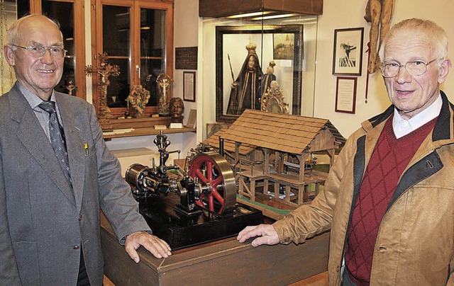 Vorfreude: Harald Scheuble (links) und...pfmaschinen im Heimatmuseum in Grwihl  | Foto: peter schtz