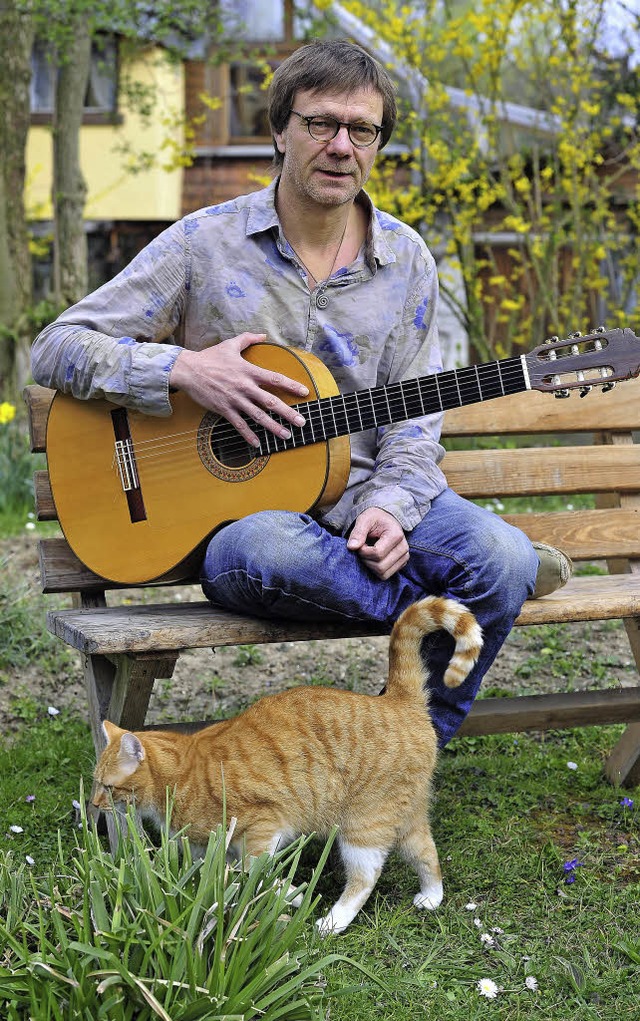 Die Gitarre hat er  immer dabei: Achim Langenkaemper   | Foto: Thomas Kunz