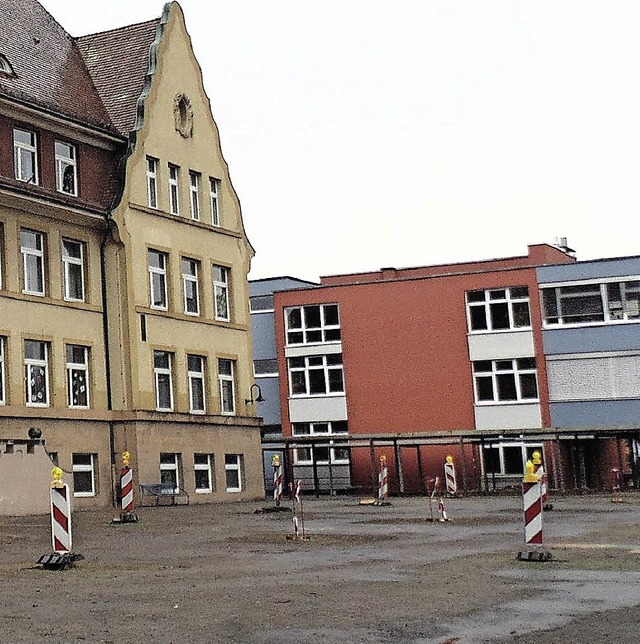 Die Arbeiten rund um Schule und Halle verzgern sich.  | Foto: Gottstein