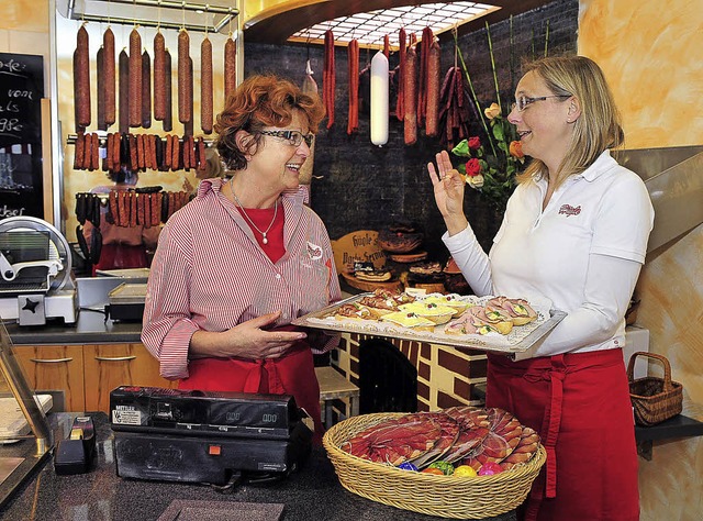 Metzgerei-Chefin Simone Hgle (rechts)...enn passende Fachkrfte werden rarer.   | Foto: Thomas Kunz