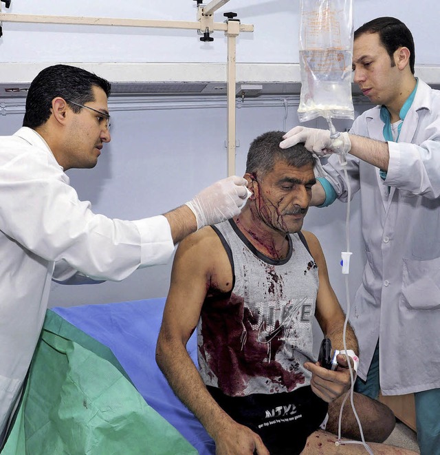 Dieser Mann lsst sich in einem syrisc...n es um medizinische Versorgung geht.   | Foto: dpa